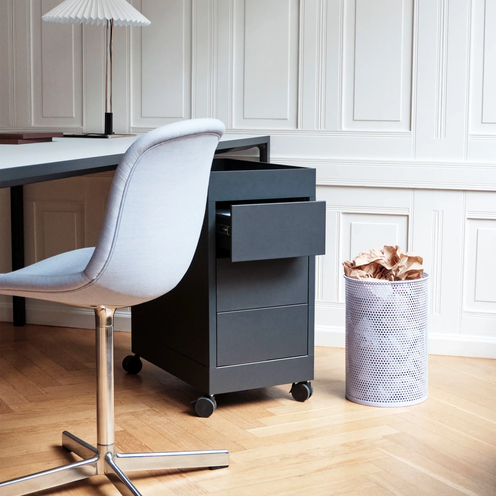 New_Order_Trolley_B_3_drawer_charcoal_Matin_Table_Lamp_white_Neu_10_Atlas_631_polished_alu_swivel